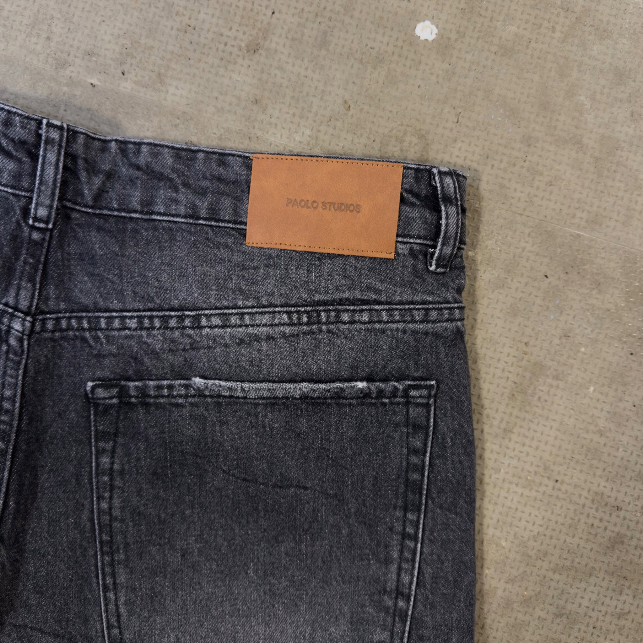 WASHED BLACK DENIM - STRAIGHT FIT